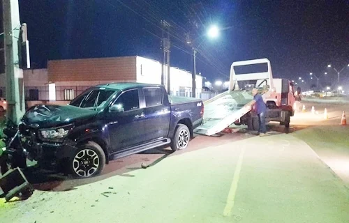 Motorista perde controle de veículo e bate em caminhonete estacionada na Rua da Beira em Porto Velho; VEJA FOTOS