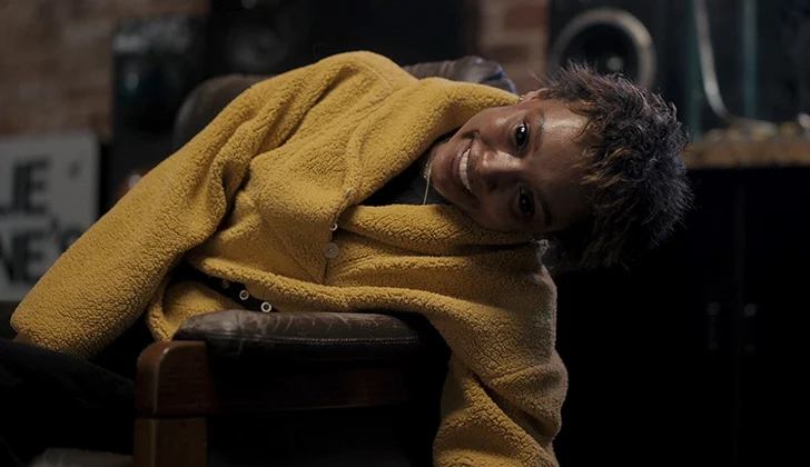 A atriz Sophie Wilde como Mia no filme 'Fale Comigo', de Danny e Michael Philippou. Foto: © A24