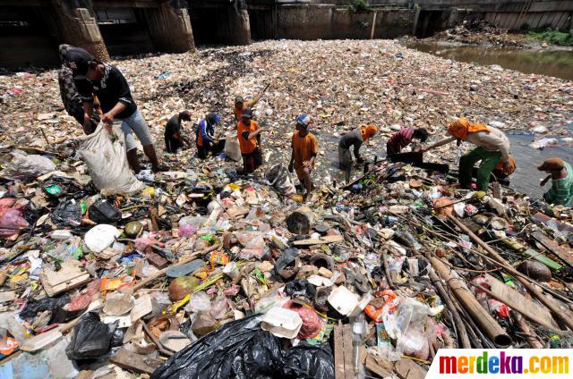 sampah memenuhi sungai di Jakarta