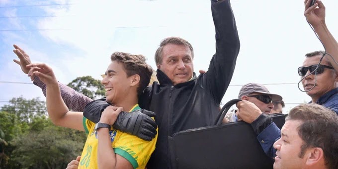 Le Monde: “Nikolas Ferreira, um filho espiritual de Jair Bolsonaro, ambicioso e provocador”