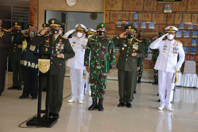 Dadi Hartanto dan Yeheskiel Katiandagho Beri Penghormatan Terakhir Wakasad Letjen TNI Herman Asaribab