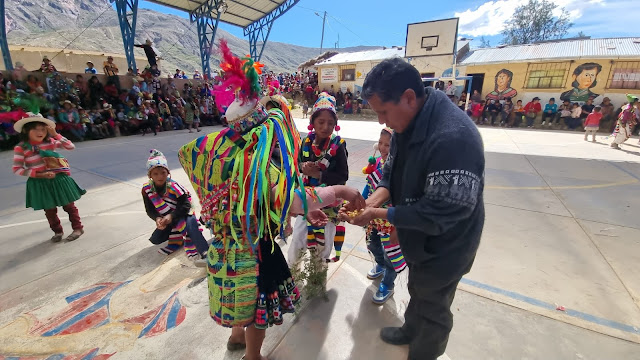 Von allen Kindern und ihren Eltern in der Iru Region ein herzliches Dankeschön für ihre Unterstützung. Als Dank haben die Kinder kleine Theaterstücke und Tänze aufgeführt. Ihr habt viele Freunde in den Bergen Boliviens gewonnen.