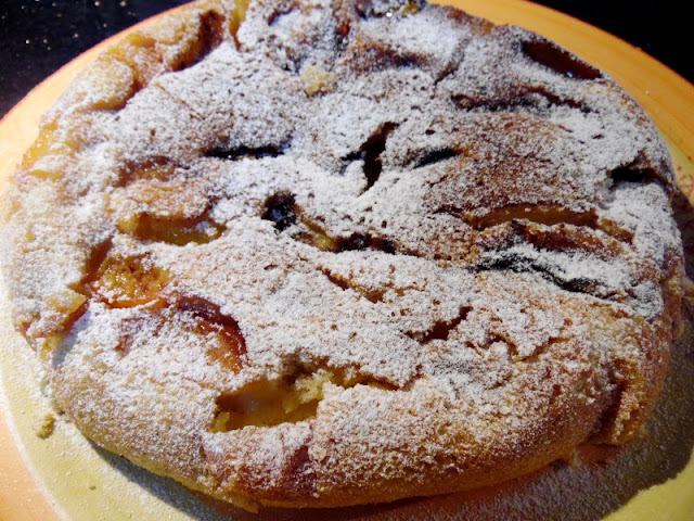 gâteau aux pêches cuit à la poêle avec farine, oeufs, lait, levure chimique