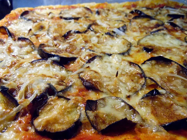 pizza facile et rapide avec sauce tomate maison, aubergine et oignon