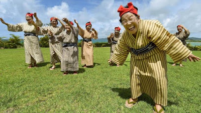 Orang-orang Okinawa menari