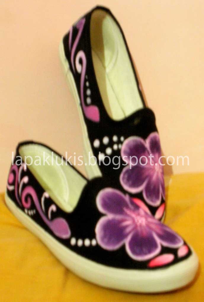 sepatu lukis - bunga ungu | (example: ZoomTemplate)