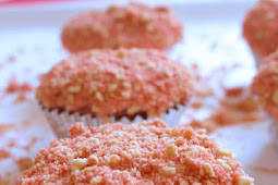 STRAWBERRY CRUNCH CUPCAKES
