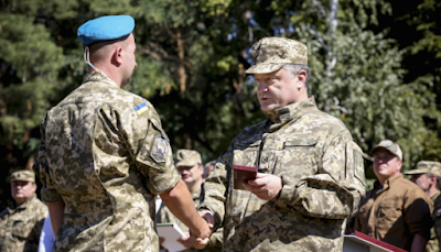 Presidente Poroshenko ha assegnato i paracadutisti in Slavyansk