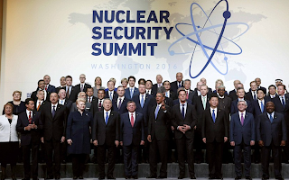 Barack Obama Flashes The Peace Sign For Nuclear Security Summit 'Team Photo' 