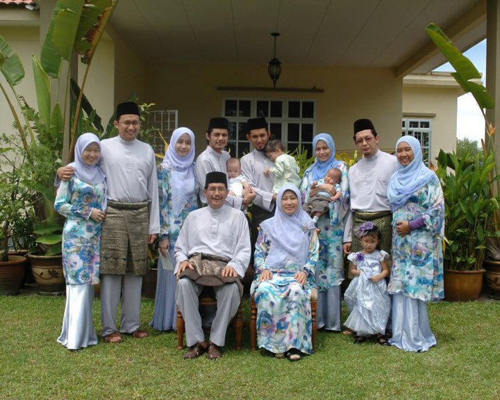 Welcome to SjWound: Family Pictures during Hari Raya 