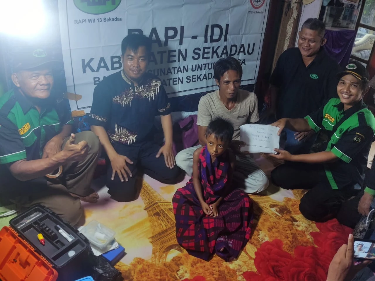 Kolaborasi IDI Cabang Sekadau dan RAPI Wilayah 13 Sekadau Salurkan Bantuan Sunatan di Desa Rawak Hulu