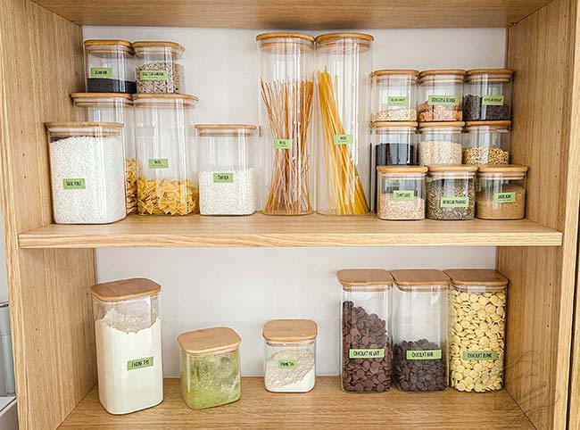 Rangement des placards de la cuisine avec des bocaux en verre