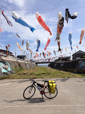 能登半島一周自転車の旅 大谷川鯉のぼり