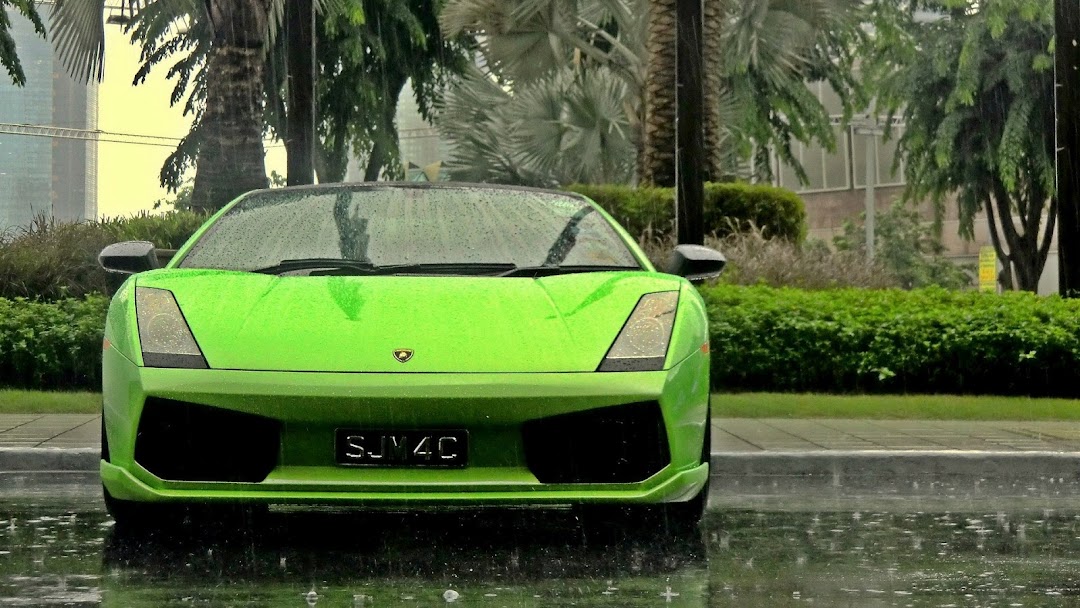 Sports Car in Rain hd wallpaper