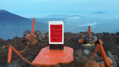 Terjatuh di Cadas Gunung Marapi, Seorang Pendaki Harus Dievakuasi Oleh Tim Basarnas