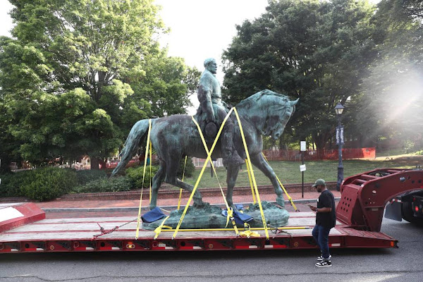 Quatre ans après les émeutes raciales, Charlottesville déboulonne deux statues de généraux confédérés