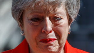 Theresa May rompe a llorar tras anunciar su dimisión 