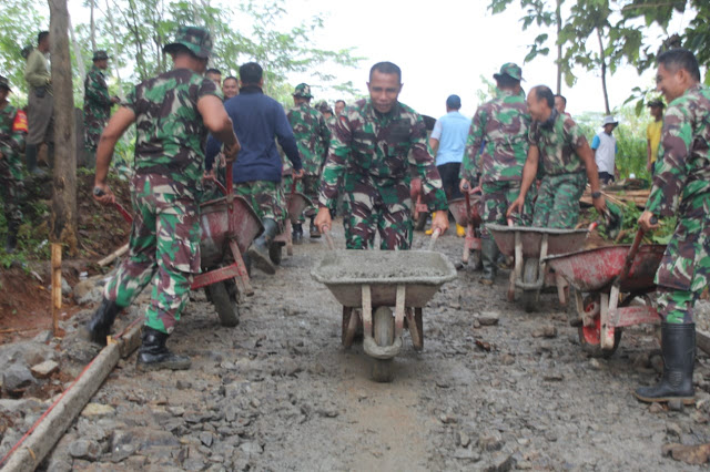 KodimKaranganyar - Cek TMMD, Dandim Ikut Tarik Angkong