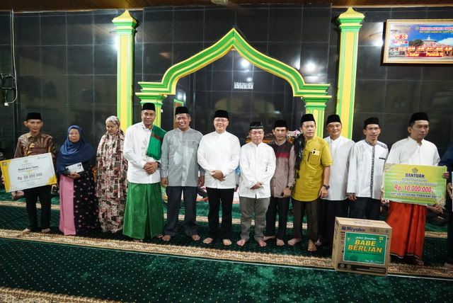 Safari Ramadhan, Gubernur Rohidin Serahkan Bantuan untuk 30 Masjid Senilai Rp 1,28 Miliar