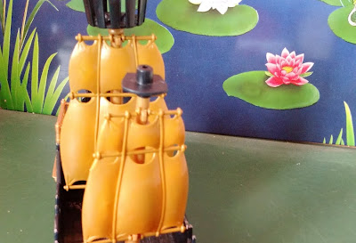 Brinquedo de plástico, sem identificação de fabricante, de navio pirata preto com velas douradas - 29 cm de comprimento R$ 35,00