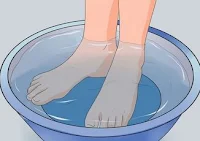 Remojar los pies en agua tibia