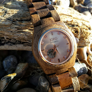 jord wooden watch on the shingle