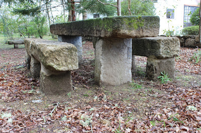 banco e mesa realizada con piedra antigüa para jardin