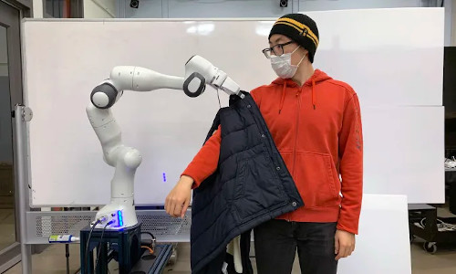robot-help-dressing