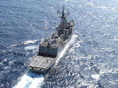 La ‘Victoria’ intercepta un presunto buque nodriza de piratas somalíes.