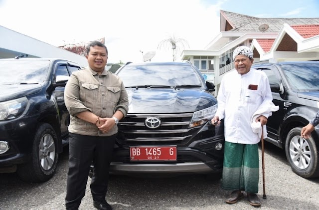 Bupati Tapsel Serahkan Bantuan 5 Unit Kenderaan Mobil Dinas Kepada Ormas Islam