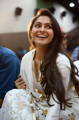 Actress andrea jeremiah hd photos