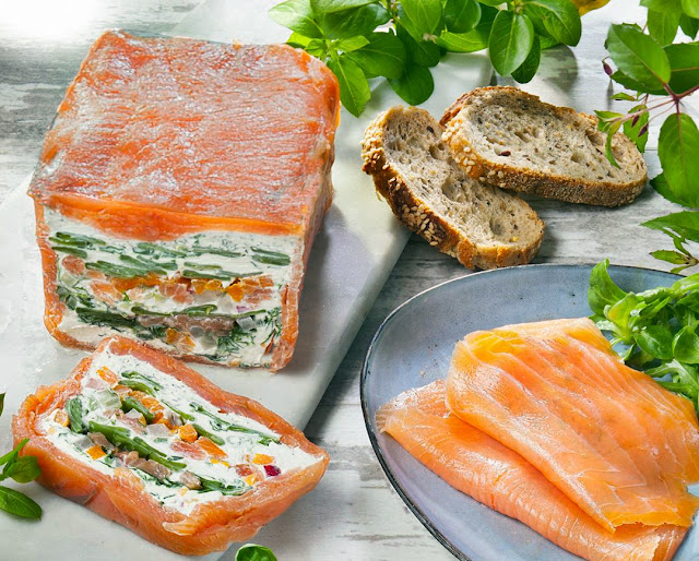 Terrine froide de saumon fumé aux herbes et petits légumes