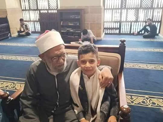 طالب  بمدرسة صروح العلم بالحديدة يحفظ المصحف  بالأزهر  بمصر، والمدرسة تمنحه مقعد مجانا.