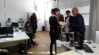 El presidente del Secot, junto a Rosa Luna, entrega uno de los diplomas del primer taller en Ponferrada (León)