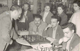 Jaime Lladó dando unas simultáneas de ajedrez en La Pobla de Lillet 1957