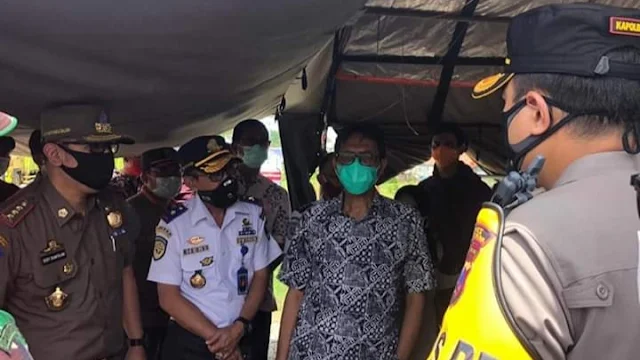 Foto: Gubernur Irwan Tinjau Perbatasan. Senin, Sumbar Lockdown, Pintu Perbatasan Dijaga TNI-Polri, Kendaraan Tak Boleh Keluar Masuk.