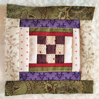 #QuiltBee: mini Courthouse Steps block