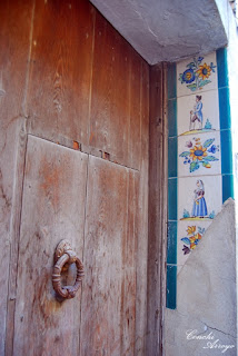 Detalle de los azulejos típicos valencianos, con motivos de la vida rural de la época, decorando el marco de entrada de la casa