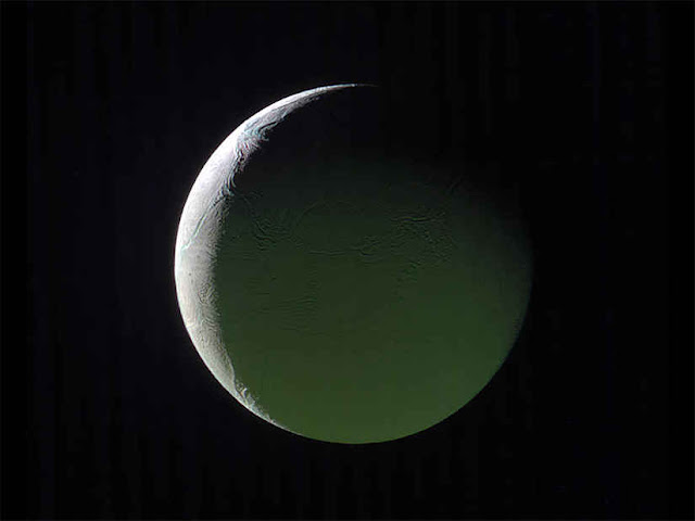 bulan-sabit-terang-enceladus-cassini-misi-saturnus-astronomi