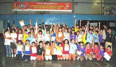 Proud winners: The players with their certificates and prizes.