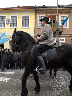 Szöveg: ...gyönyörűbbnél gyönyörűbb paripákat... Kép: Közelkép egy gyönyörű tartású fekete paripáról és az őt megülő lovasáról.