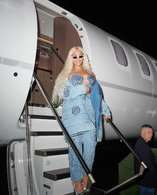 Beyoncé saindo do avião Salvador.