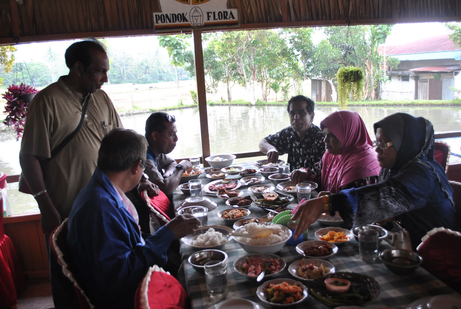 Makan Tengahari di Pondok Flora ~ Percutian Padang -Bukit 