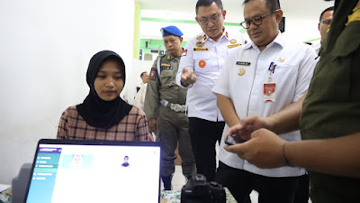 Pj Wali Kota Bekasi Pantau Langsung Perekaman E-KTP Di Sekolah