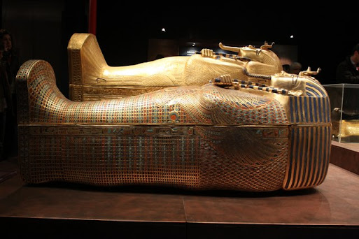 Imagen: Dos de los tres sarcófagos antropomorfos de Tutankamón.