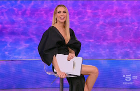 Ilary Blasi abbigliamento outfit abito nero foto