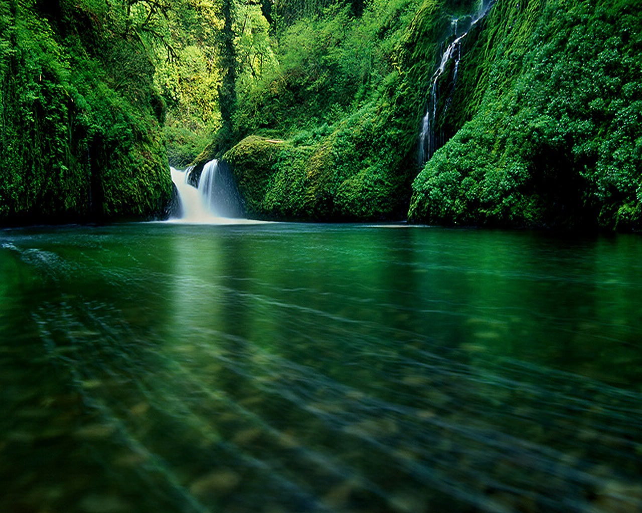 wallpaper pemandangan air terjun bergerak