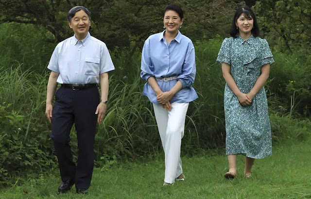 Empress Masako wore sky blue shirt and white trousers. Princess Aiko wore a green floral print midi dress