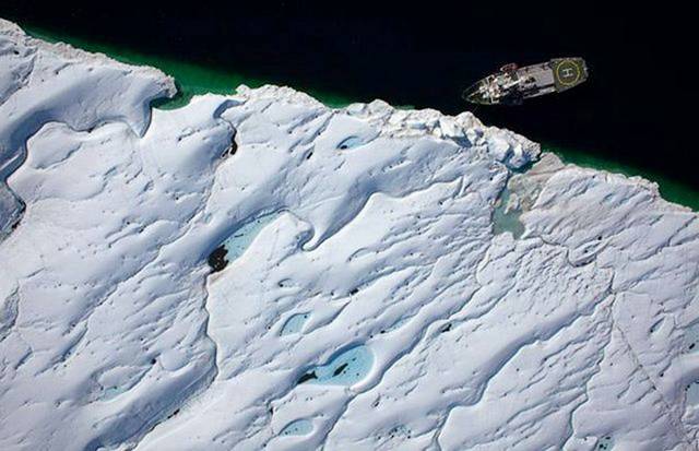 Petermann-Glacier-Blue-River