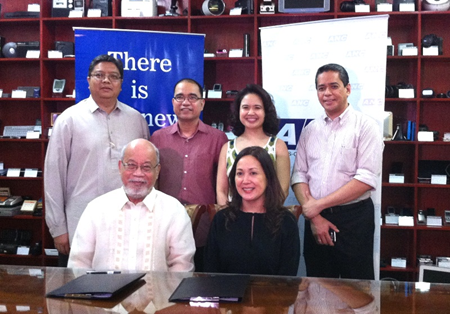 (sitting L-R) Manila Bulletin editor-in-chief Jun Icban and ANC COO Cilette Liboro-Co, with (standing L-R) Manila Bulletin corporate secretary Atty. Dylan Felicidario, Art Samaniego, “Future Perfect” executive producer Melissa Gecolea, and Tony Velasquez